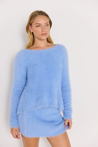 Haut en tricot duveteux bleu Elidi porté avec la jupe assortie, total look doux et tendance.
