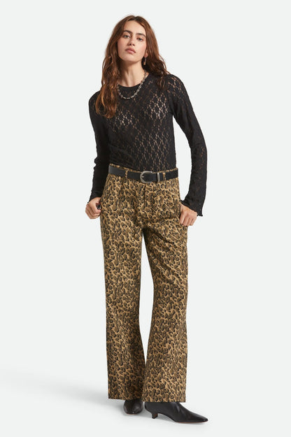 Haut Mathilda en dentelle noire porté avec pantalon à imprimé léopard