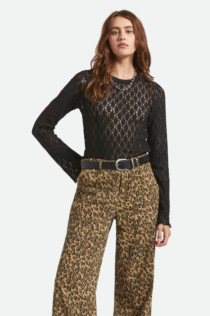 Haut Mathilda en dentelle noire porté, coupe ajustée et manches longues