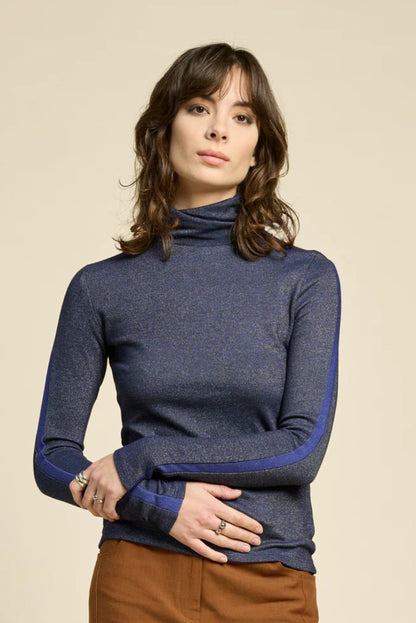 Haut col roulé ajusté Twilight Facette porté de face – tissu brillant