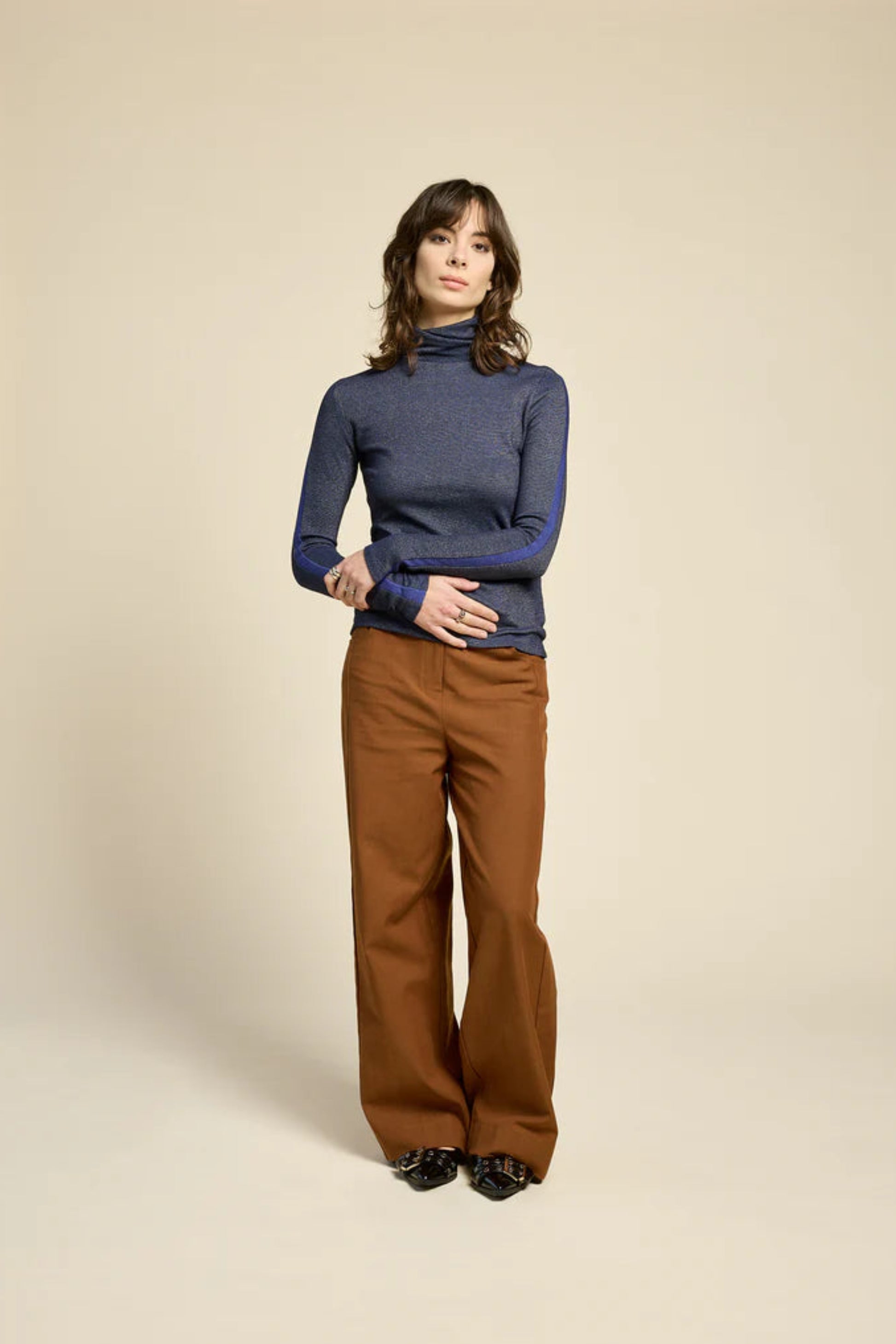 Haut ajusté manches longues porté avec pantalon taille haute