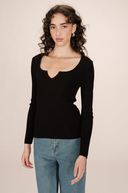 Haut noir Salem en maille côtelée ajustée, encolure carrée fendue, vue de face