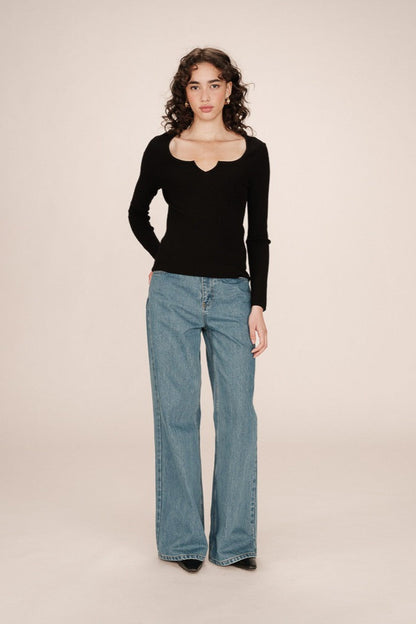 Haut noir Salem en maille côtelée porté, coupe ajustée