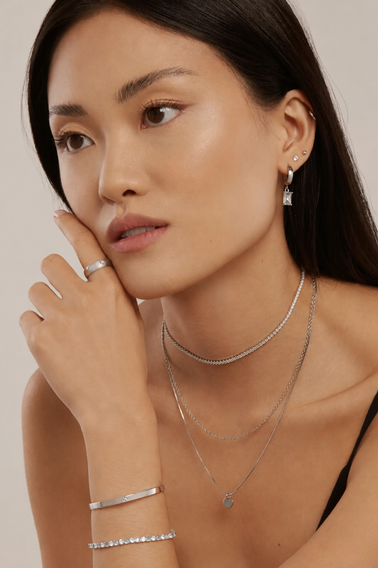 Boucles d’oreilles Icy Argent portées avec bijoux argentés assortis, style chic et lumineux.