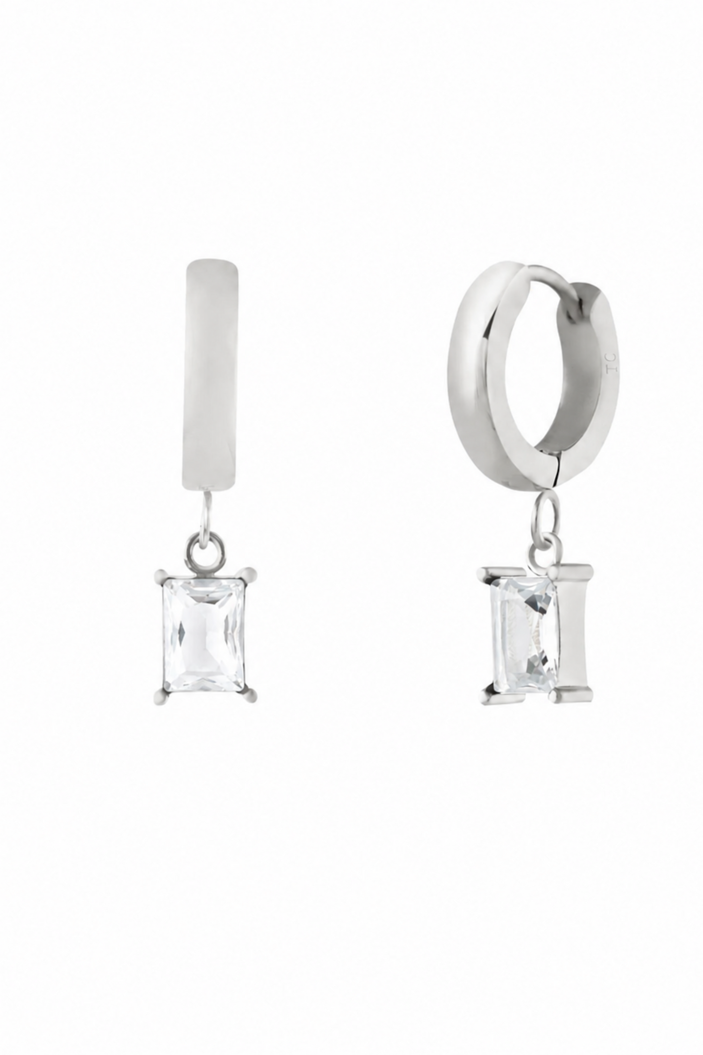 Boucles d’oreilles Icy Argent présentées sur fond clair, avec anneau en acier inoxydable et pendentif zircon cubique.