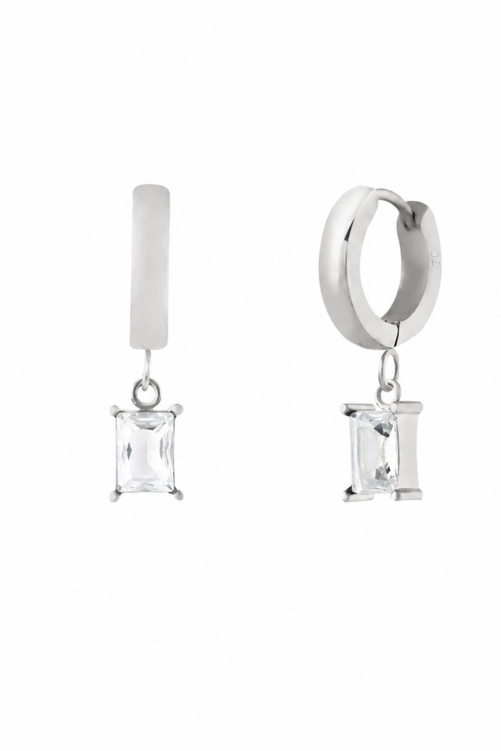 Boucles d’oreilles Icy Argent présentées sur fond clair, avec anneau en acier inoxydable et pendentif zircon cubique.