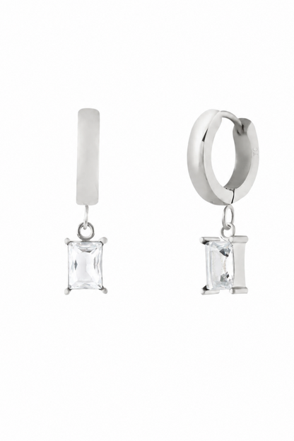 Boucles d’oreilles Icy Argent présentées sur fond clair, avec anneau en acier inoxydable et pendentif zircon cubique.
