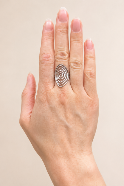 Bague Lilia argent portée sur la main, avec design spirale graphique et ajustable.