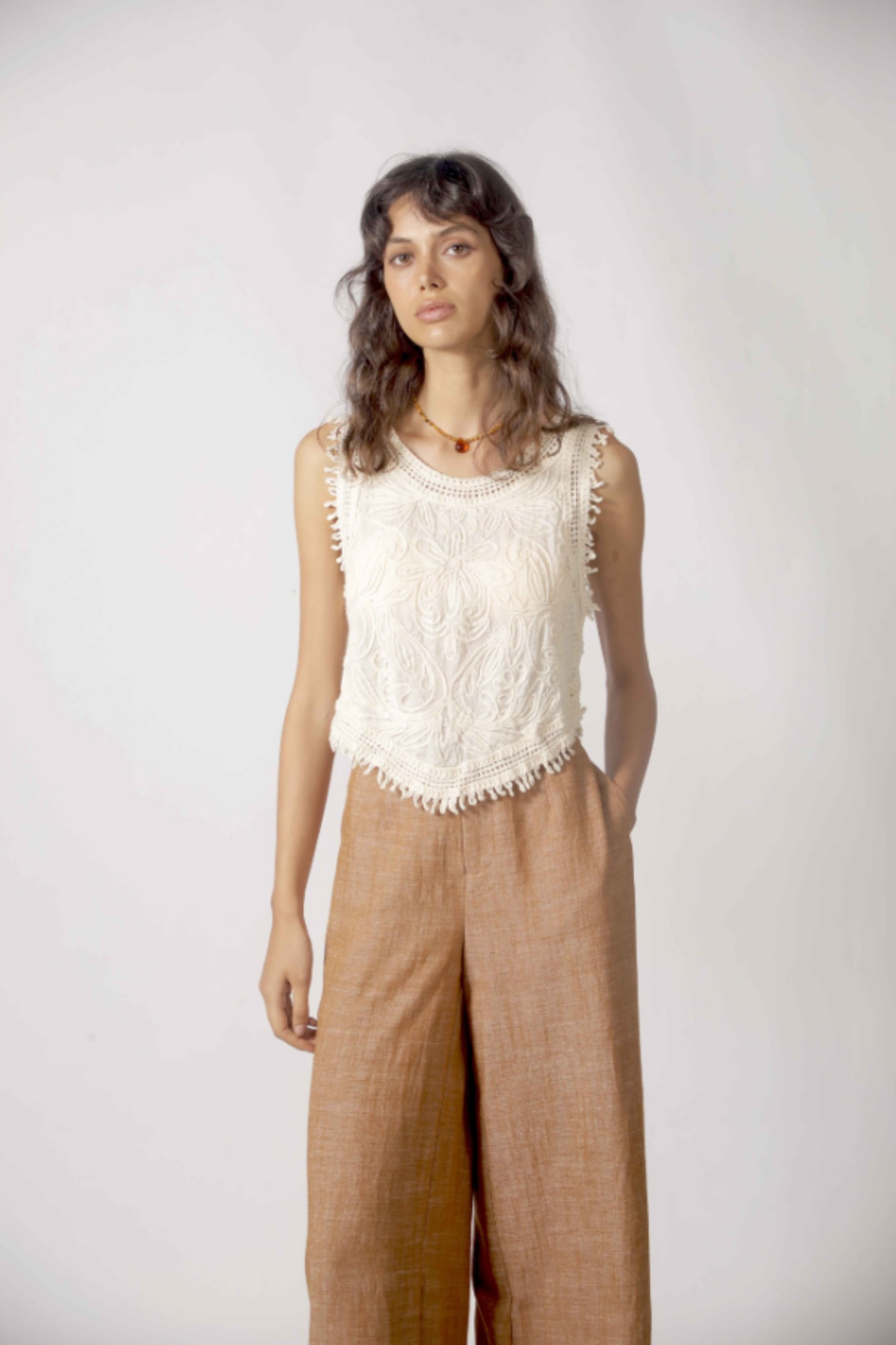 Détail des broderies et finitions frangées du débardeur blanc