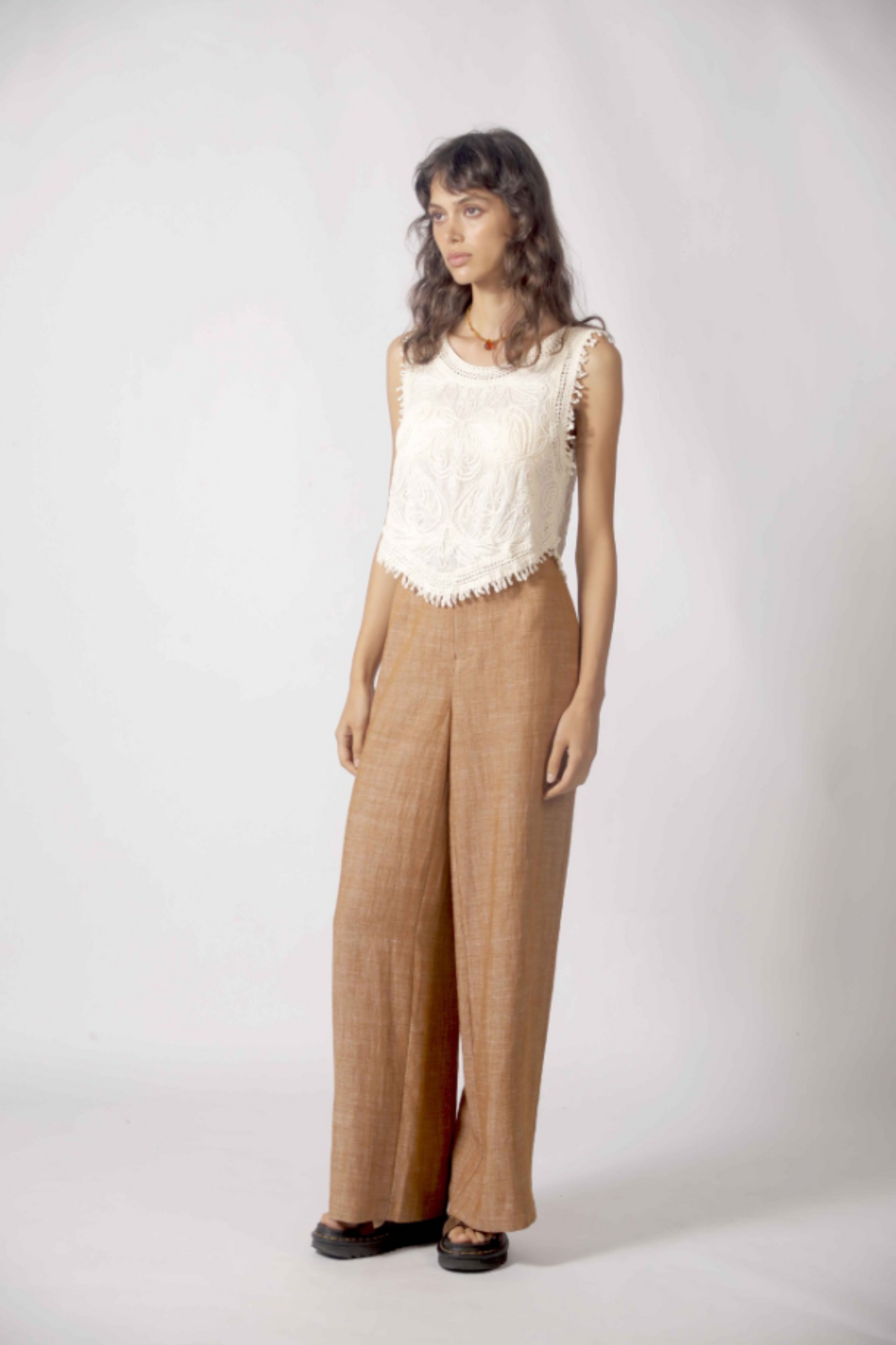 Débardeur boho blanc fluide avec coupe féminine et légère