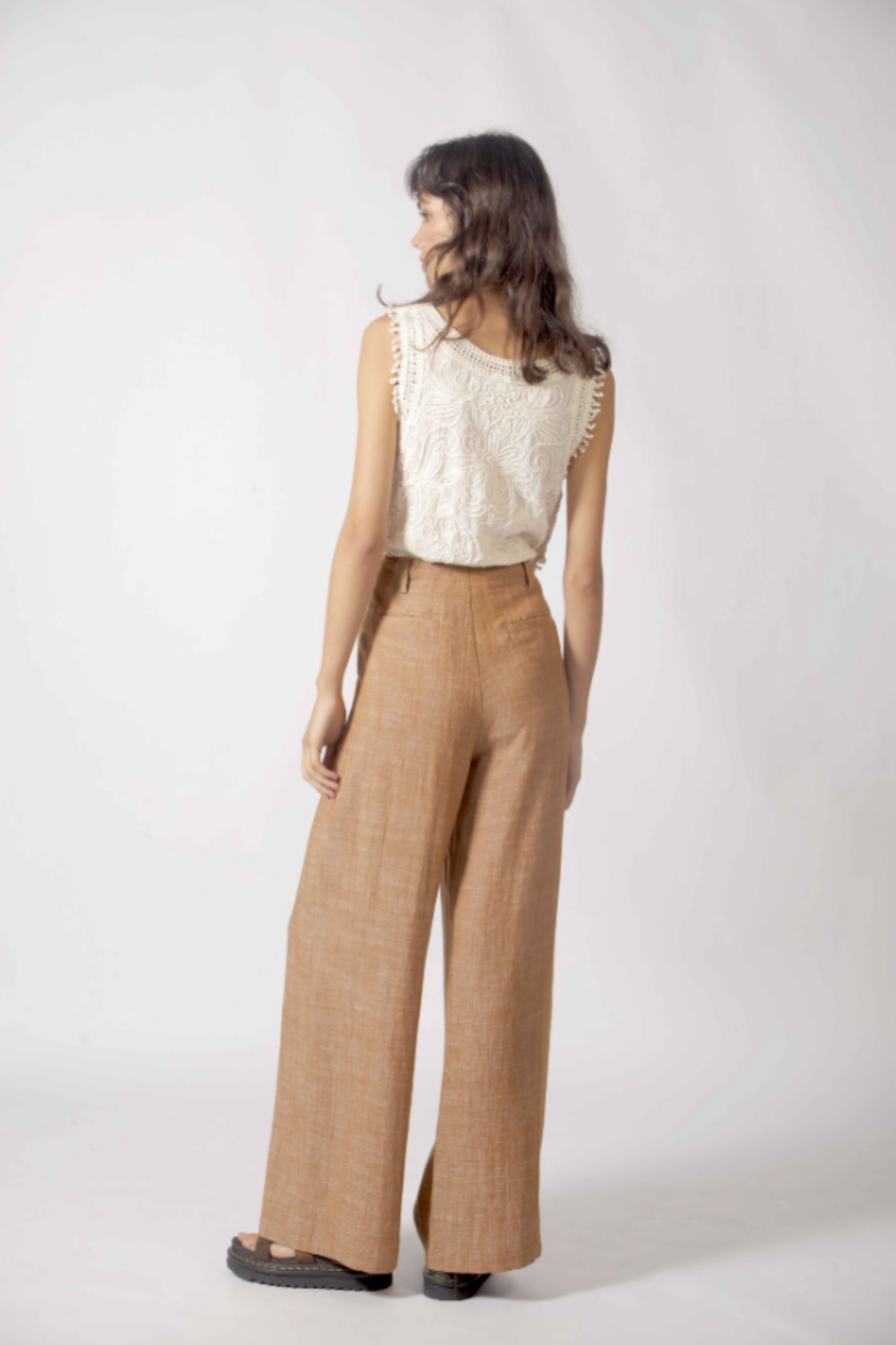 Vue arrière du débardeur boho blanc avec broderies texturées