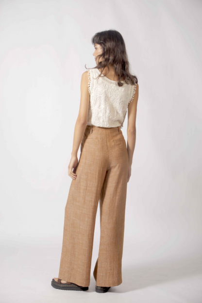 Vue arrière du débardeur boho blanc avec broderies texturées