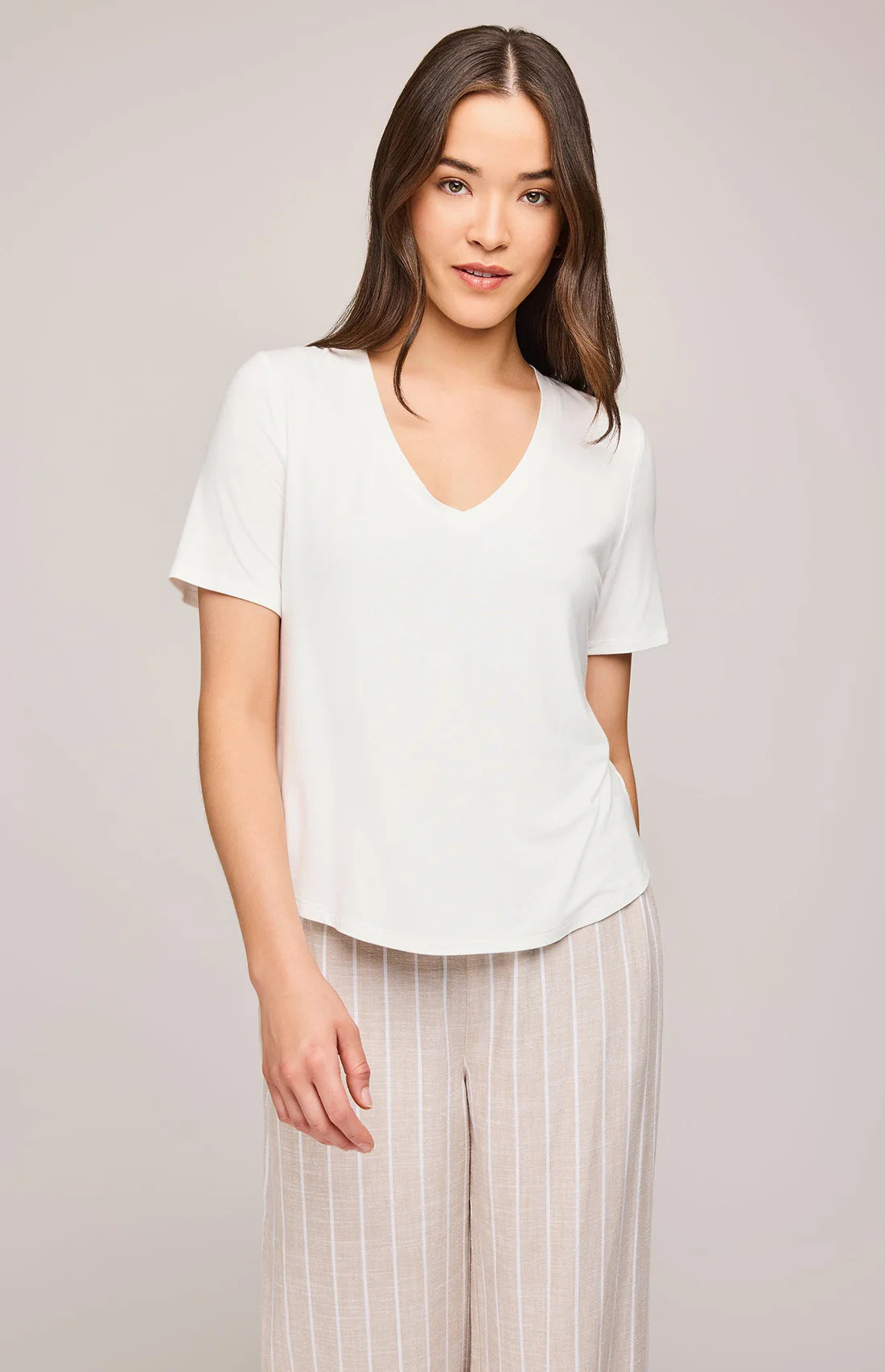 vue avant du t-shirt Jamie en blanc, col en V et coupe fluide