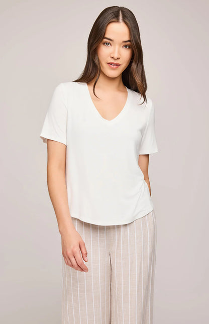 vue avant du t-shirt Jamie en blanc, col en V et coupe fluide