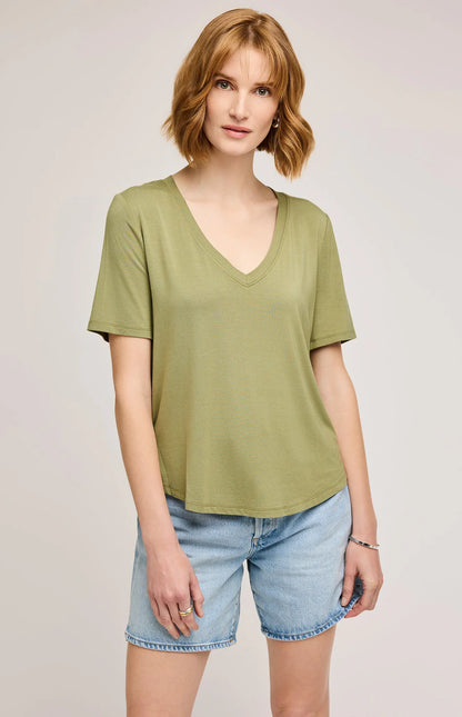 vue avant du t-shirt Jamie en coloris matcha, col en V et coupe fluide

