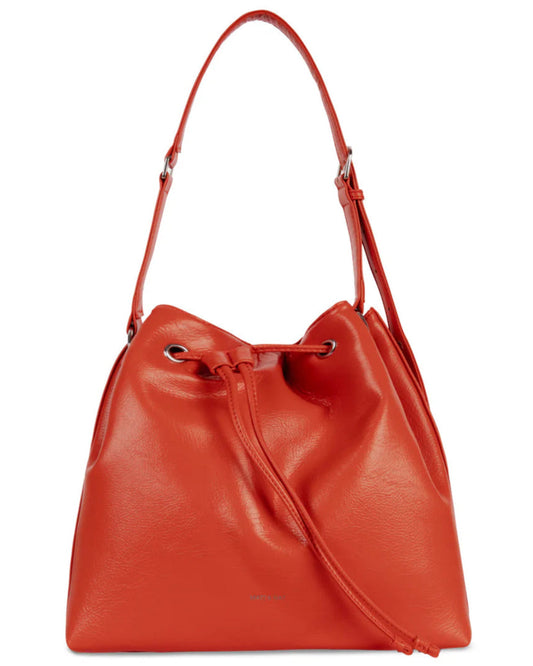Sac Jan photographié de face sur fond blanc. Couleur tomate éclatante et finition en similicuir.