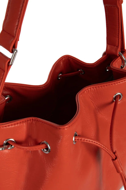 Vue plongeante à l’intérieur du sac Jan. On aperçoit la doublure et la profondeur du compartiment principal.