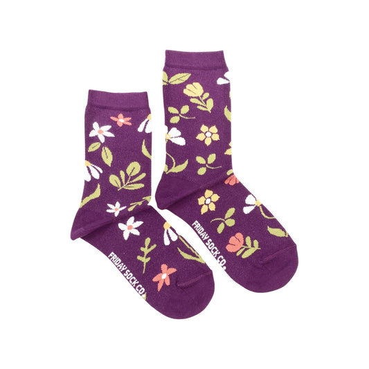 Chaussettes violettes fleuries dépareillées en coton égyptien avec détails colorés