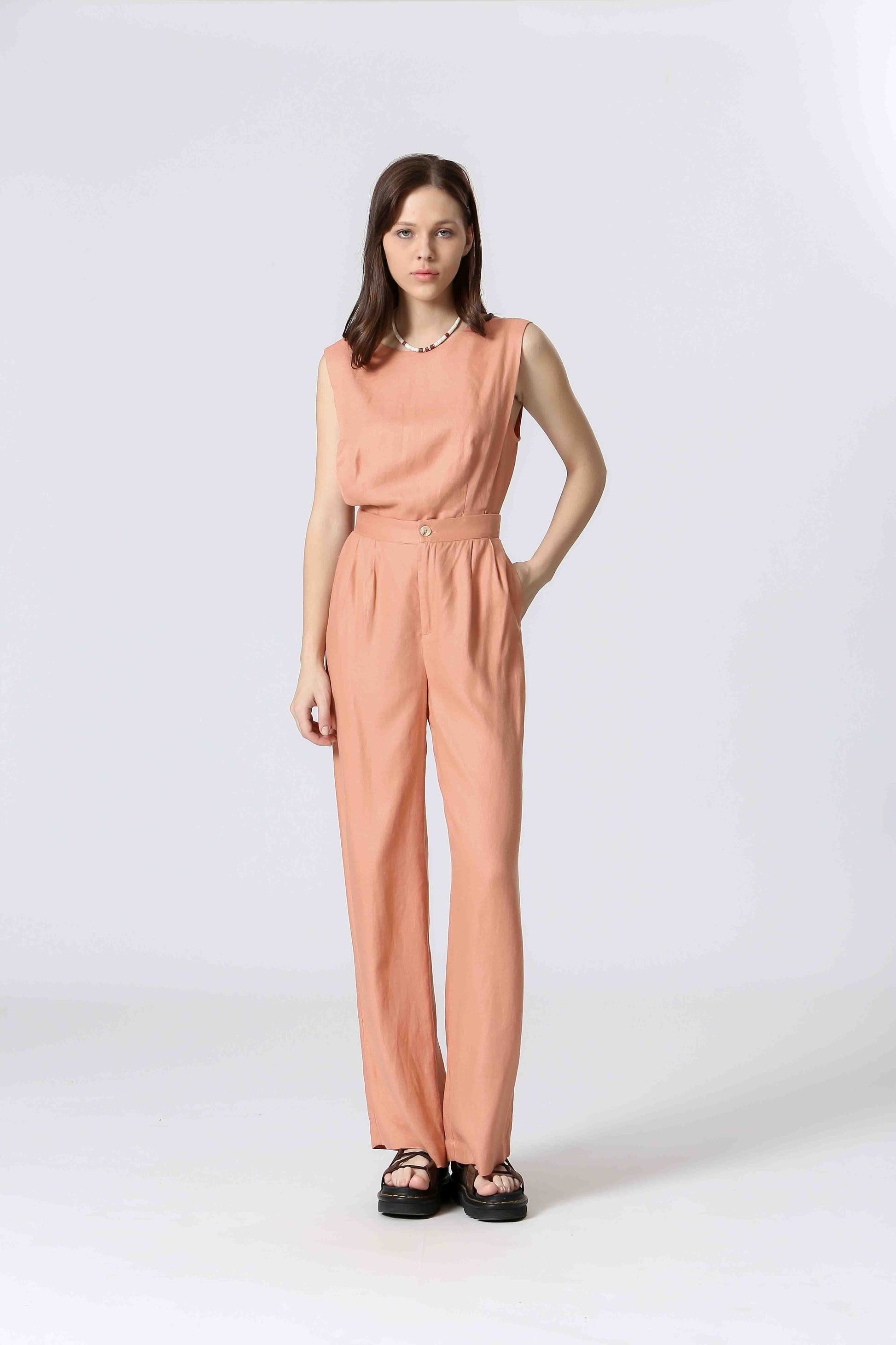 Haut en lin pêche Jasmine porté vue de face avec taille marquée et coupe fluide