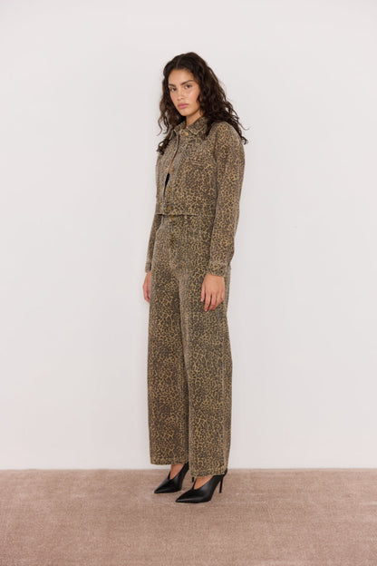 Vue de profil du Jean Anouk taille haute coupe large imprimé léopard