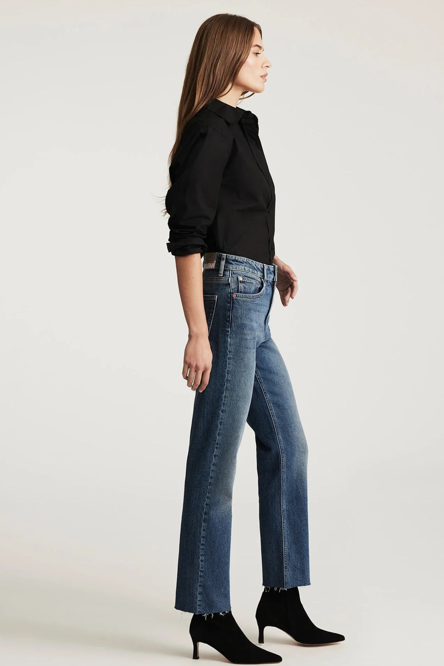 Profil du jean Mavi New York bleu classique sur mannequin avec bottines noires.