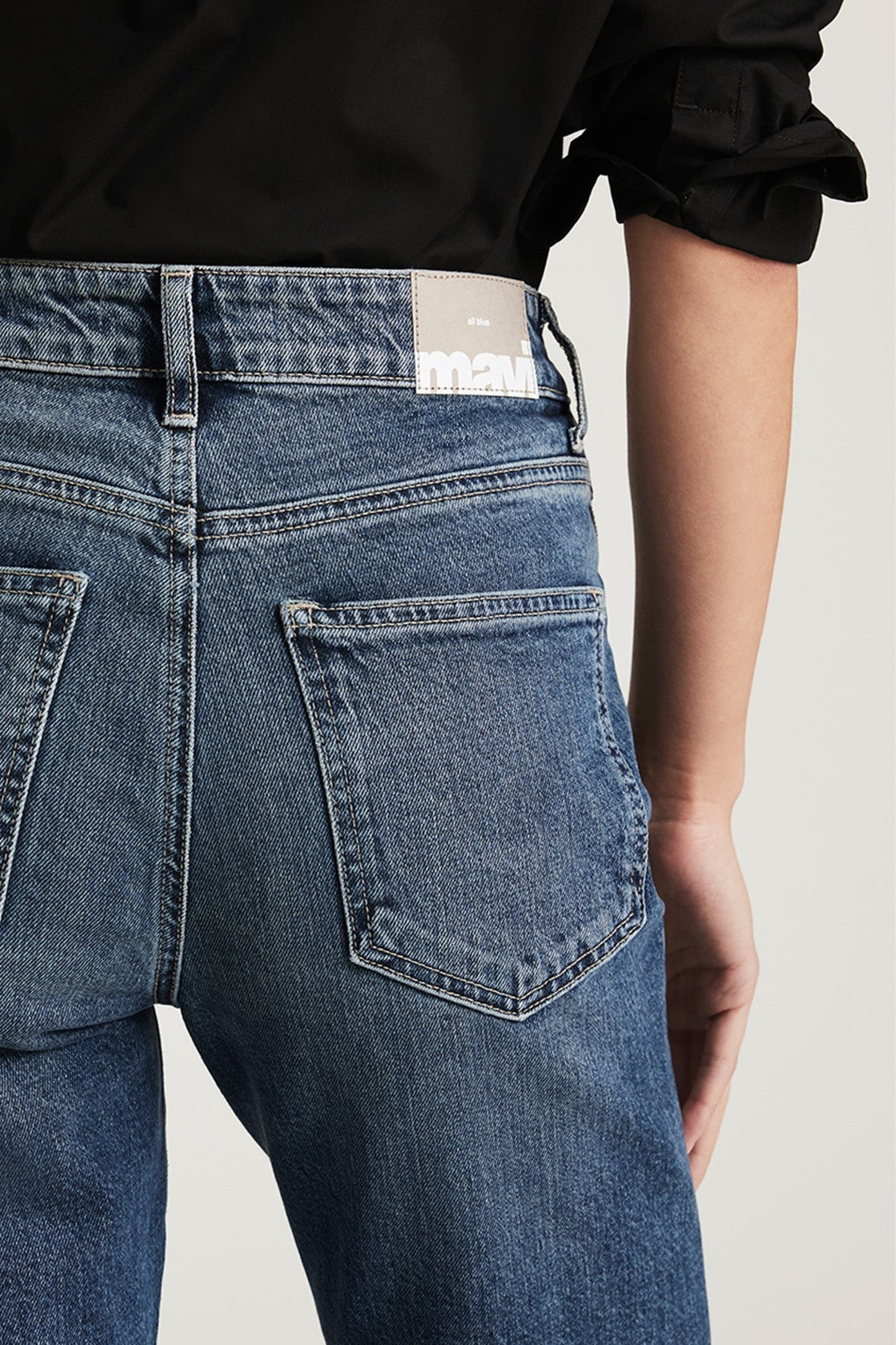 Détail du dos du jean Mavi New York avec poches plaquées et patch logo.