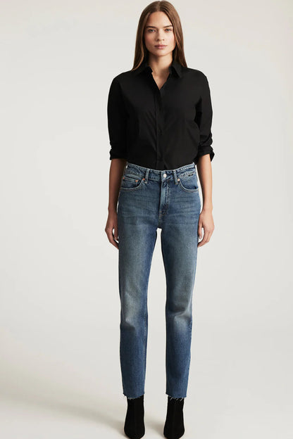 Jean Mavi New York bleu classique coupe droite, porté avec chemise noire et bottines.