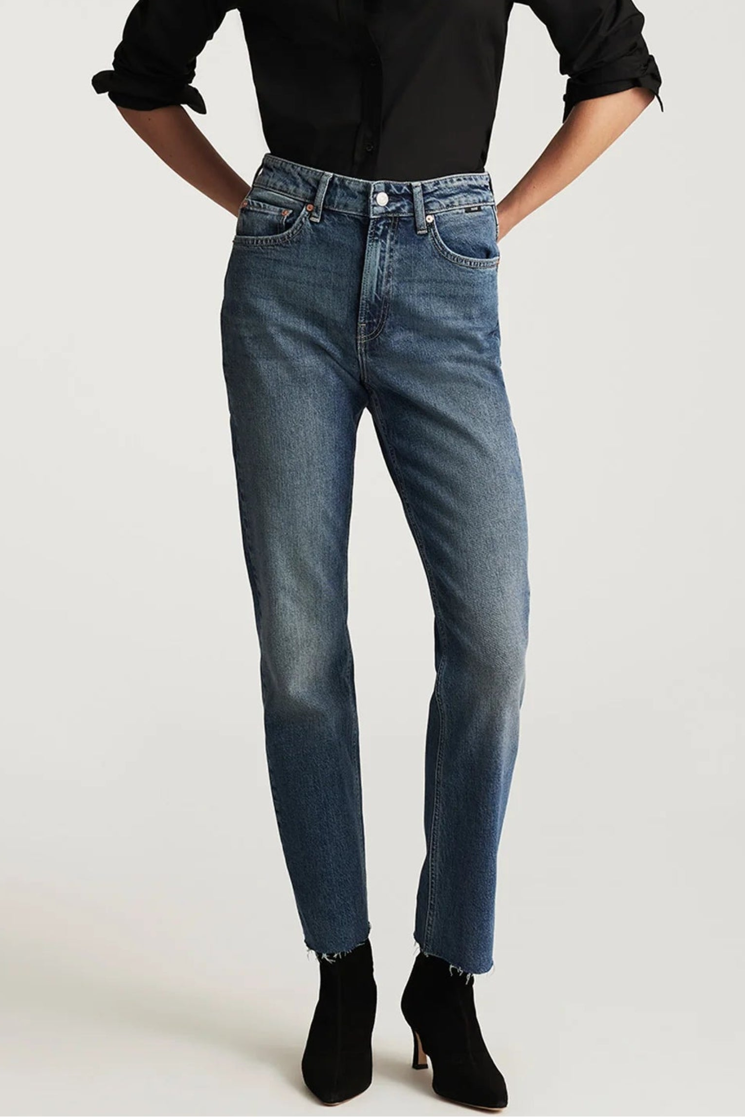 Jean Mavi New York bleu classique coupe droite, porté avec chemise noire et bottines.