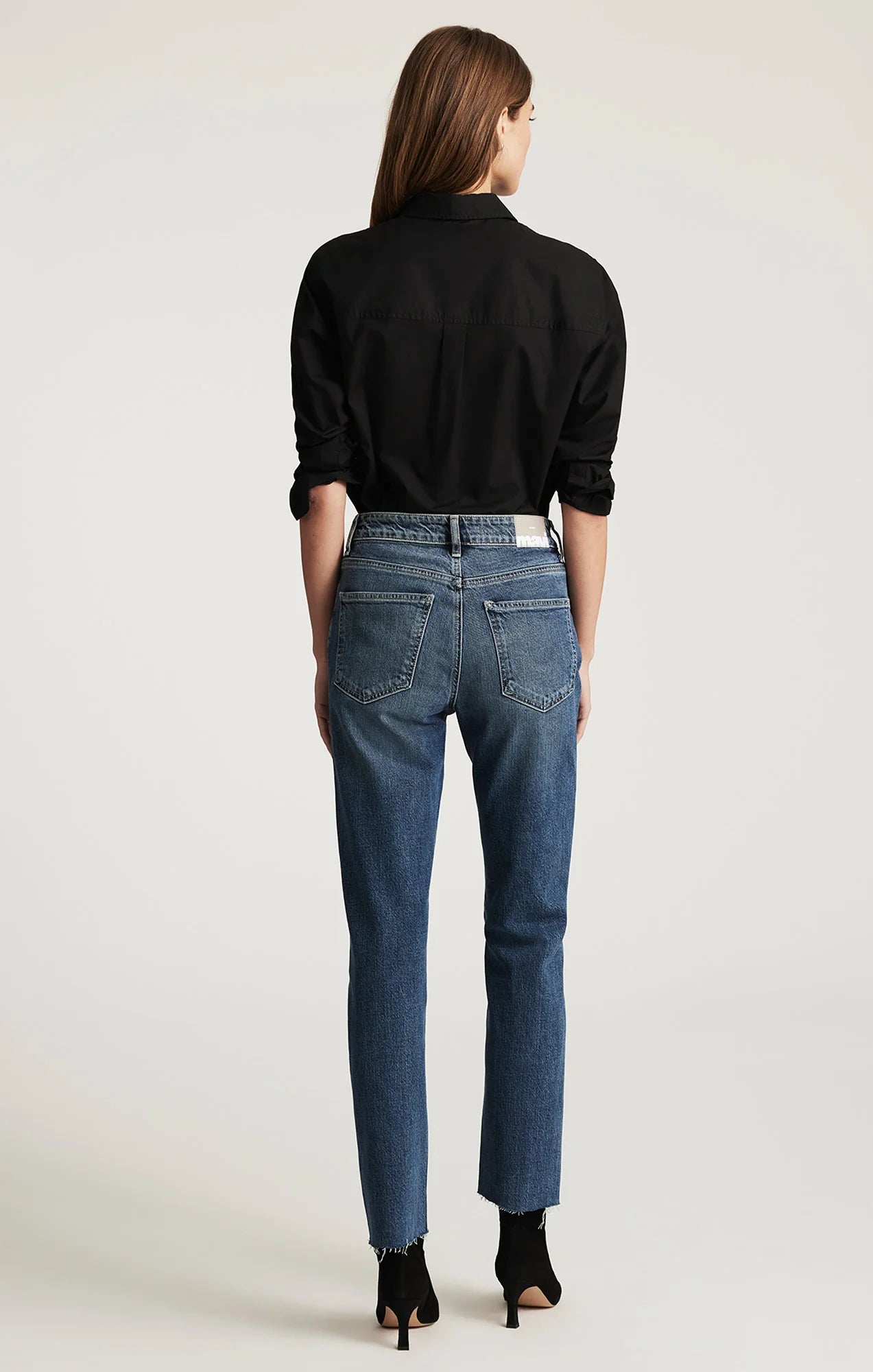 Jean Mavi New York bleu classique coupe droite, porté avec chemise noire et bottines. Vu de dos.