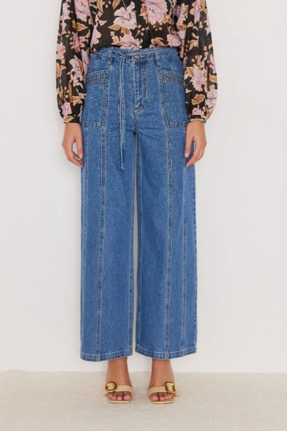 Vue avant du jean taille haute bleu, coupe ample avec fermeture à bouton et glissière