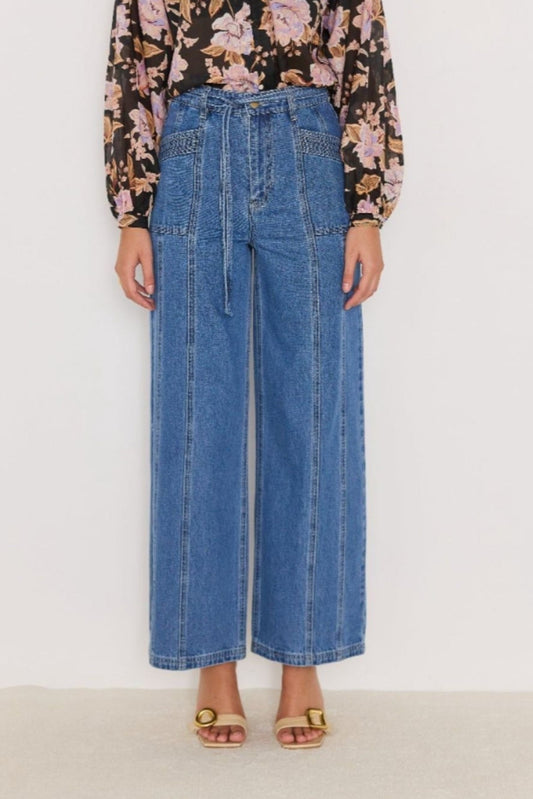 Vue avant du jean taille haute bleu, coupe ample avec fermeture à bouton et glissière