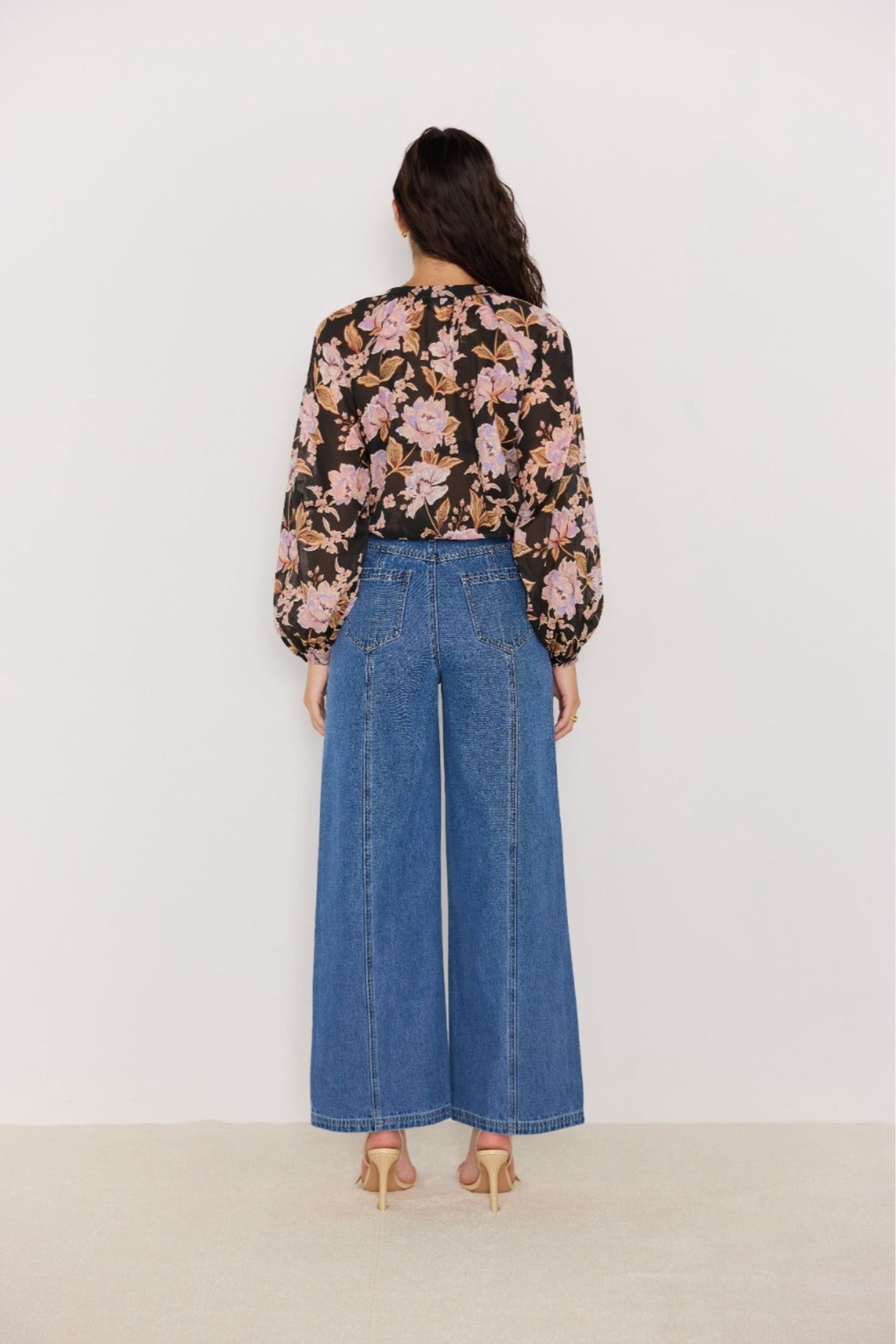 Vue arrière du jean taille haute bleu, coupe ample avec poches au dos