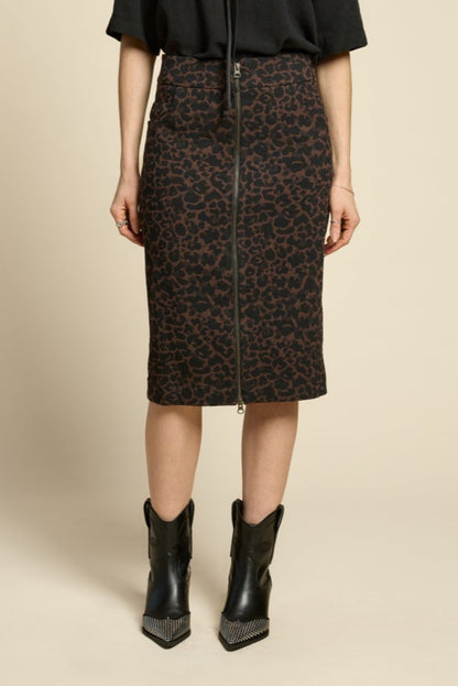 Gros plan sur le zip avant et l’imprimé cappuccino léopard