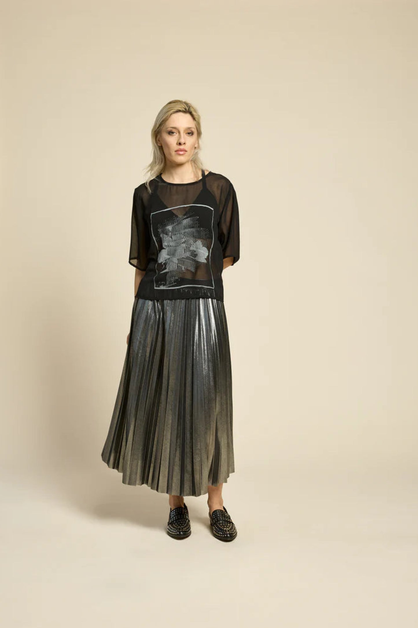 Jupe midi argent stylisée pour une tenue élégante