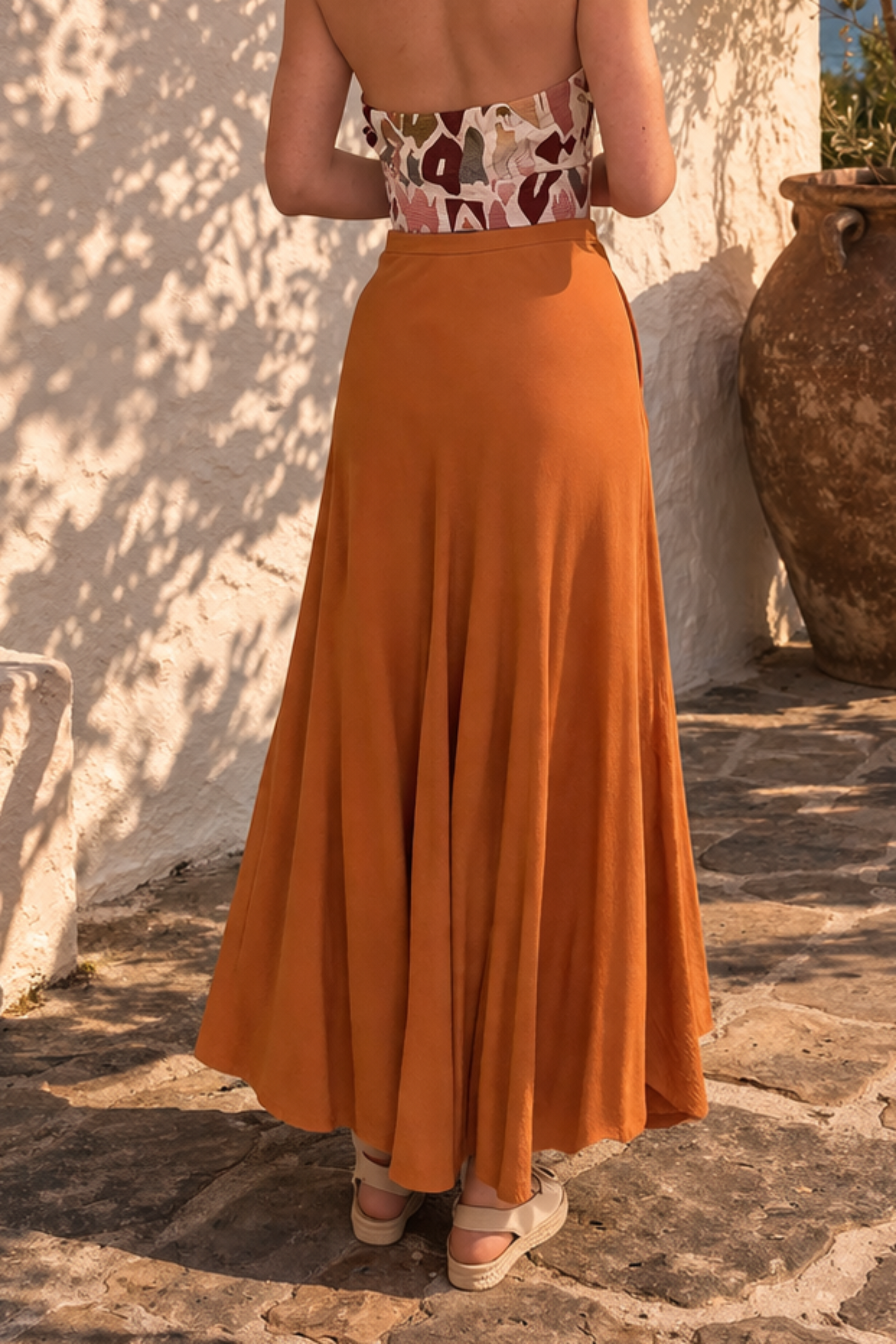 Jupe longue orange vue de dos avec coupe trapeze fluide et elegante