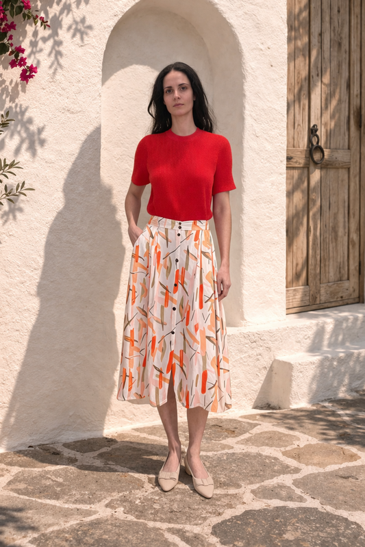 Jupe midi portée avec haut rouge style estival chic et fluide