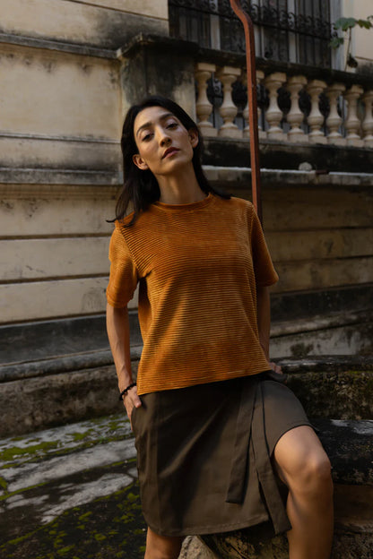 Femme portant une jupe portefeuille verte en coton extensible