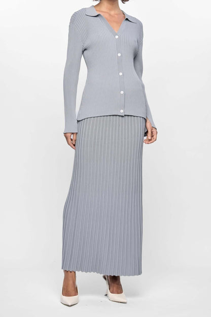 Jupe Vera bleu-gris poudré en maille côtelée – vue de face, coupe midi ajustée