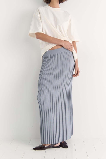 Jupe Vera bleu-gris poudré associée à un t-shirt blanc – style décontracté moderne