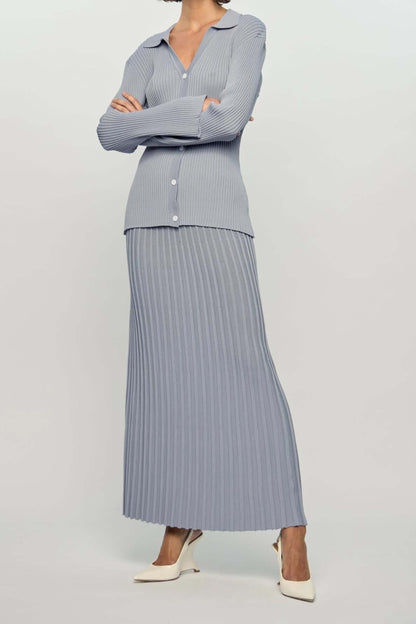 Jupe Vera bleu-gris poudré en maille côtelée – look chic avec chemise assortie