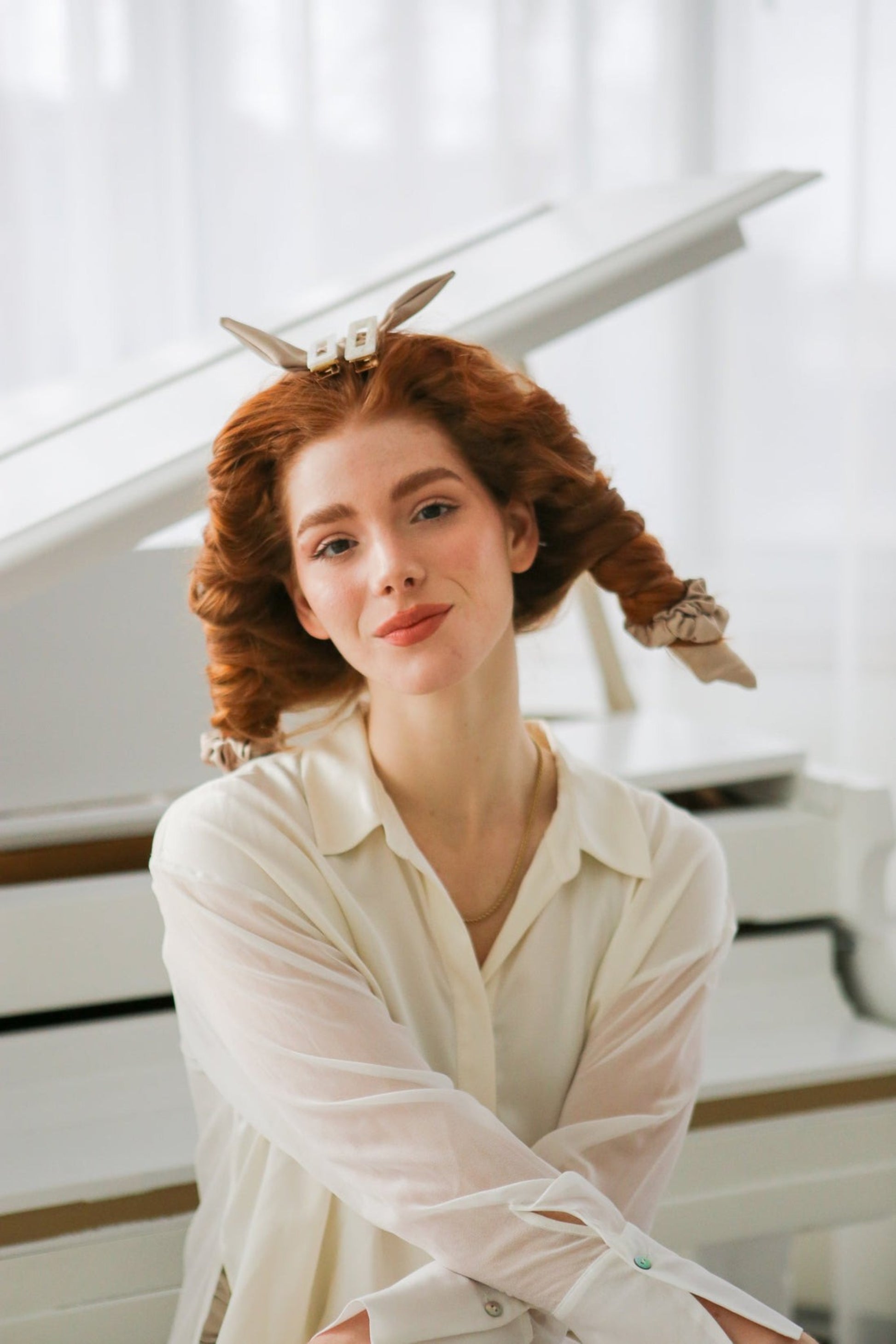 Ensemble complet de deux bandeaux boucles et chouchous en satin beige