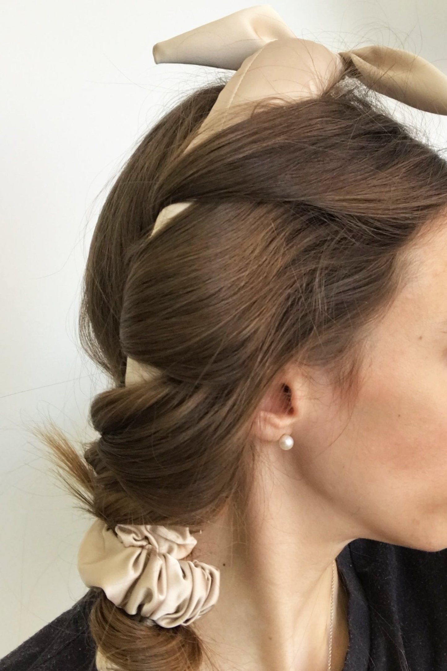 Démonstration de l’utilisation du kit boucles sans chaleur sur cheveux longs