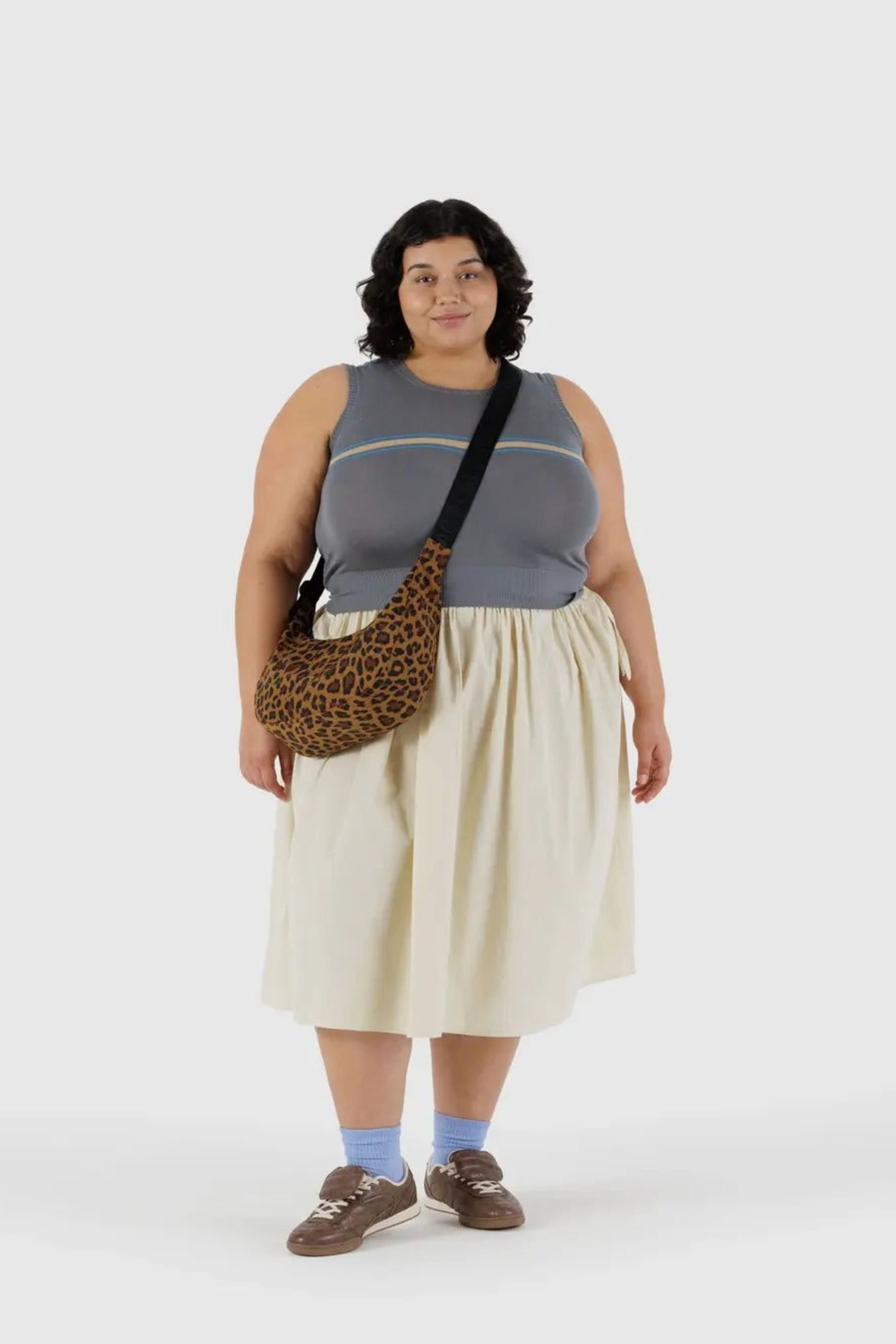 Sac croissant moyen léopard porté à l’épaule – vue de face