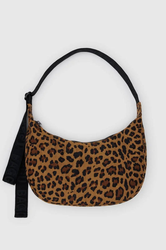 Sac croissant moyen léopard avec bandoulière ajustable – vue produit