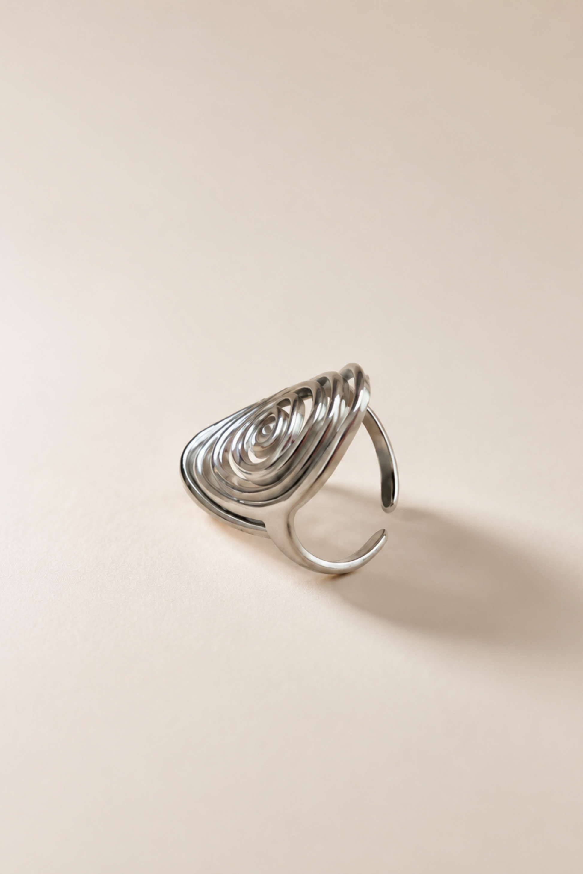 Bague Lilia argentée présentée de côté, avec fini brillant et design spirale moderne.