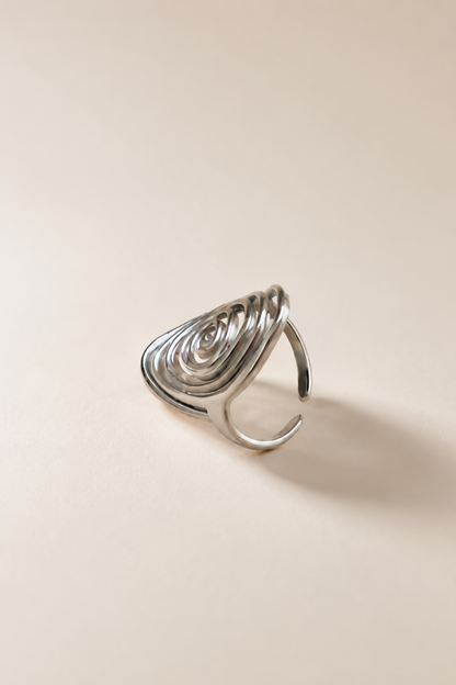 Bague Lilia argentée présentée de côté, avec fini brillant et design spirale moderne.