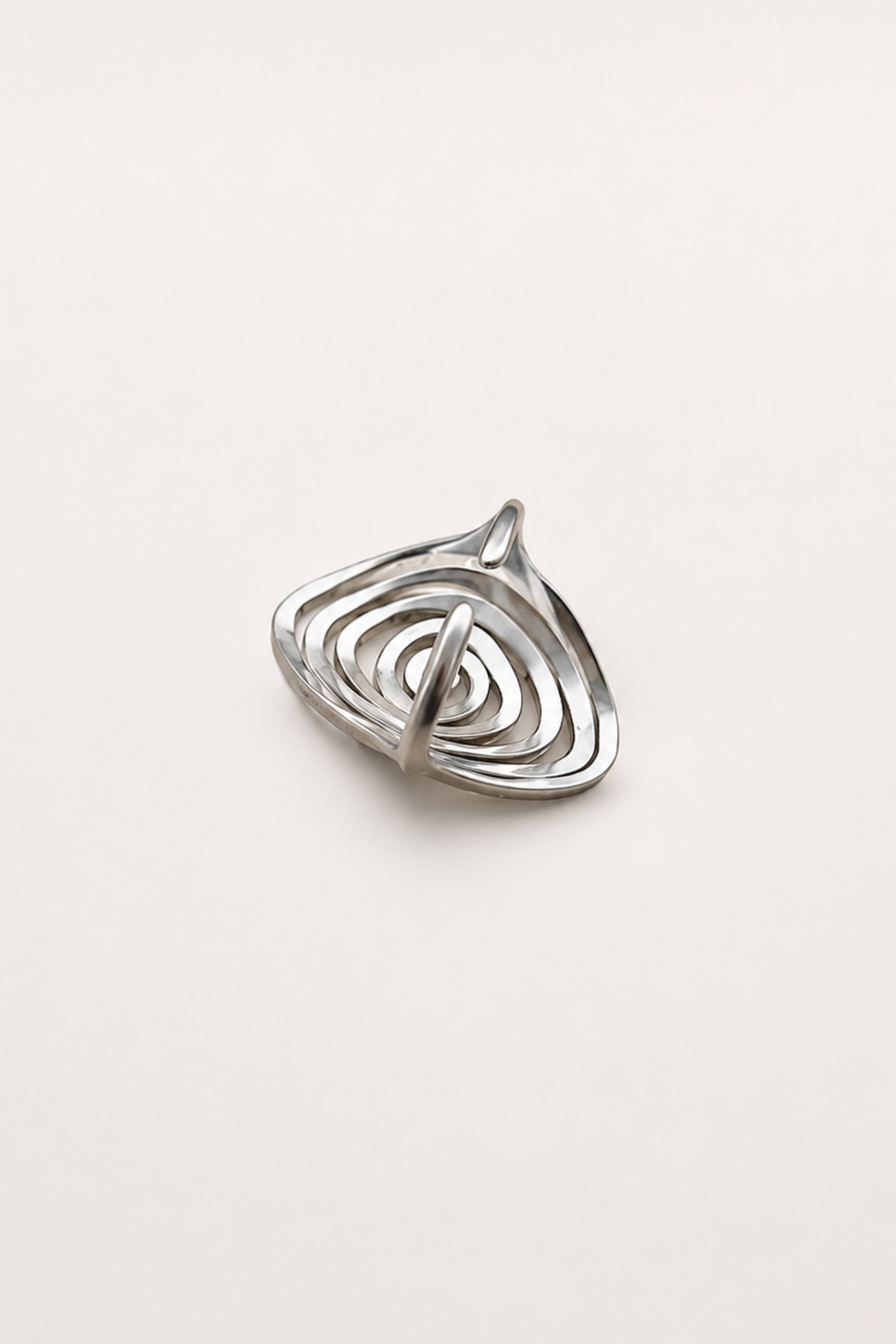 Bague Lilia argentée vue de dessous, montrant sa structure ouverte et ajustable.