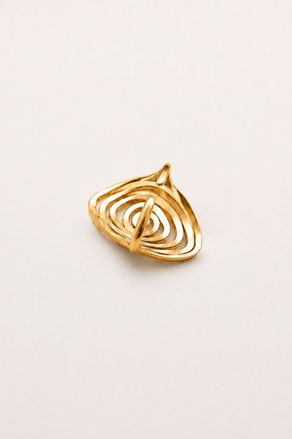 Bague Lilia dorée vue de dessous, montrant sa forme ajustable et son design ajouré.