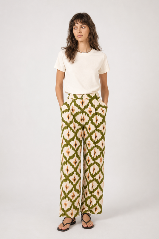Pantalon large Lillo vert porté de face avec pinces à l’avant, poches latérales et tissu léger.