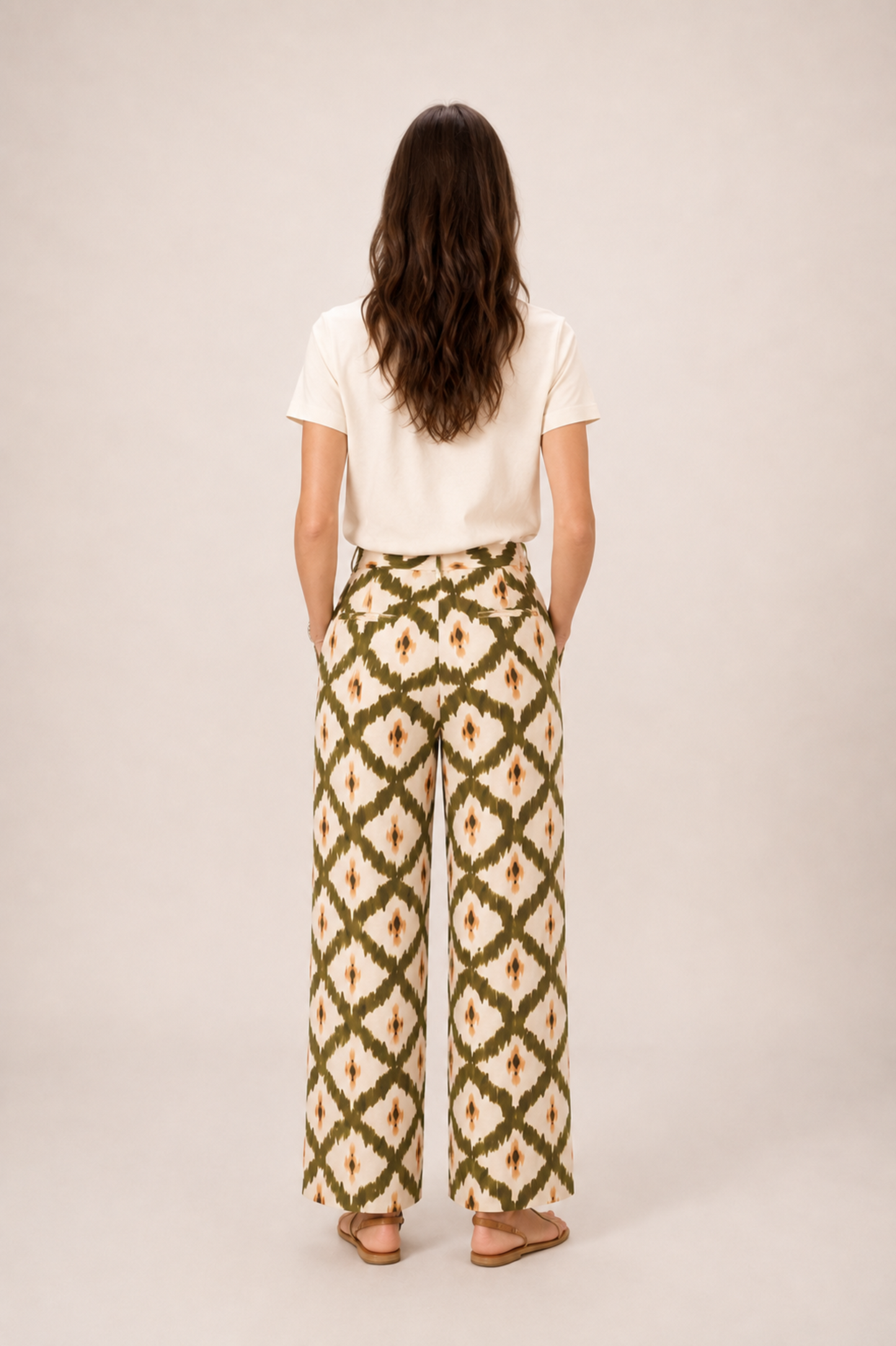 Vue de dos du pantalon Lillo vert avec taille structurée, jambe large et imprimé graphique.